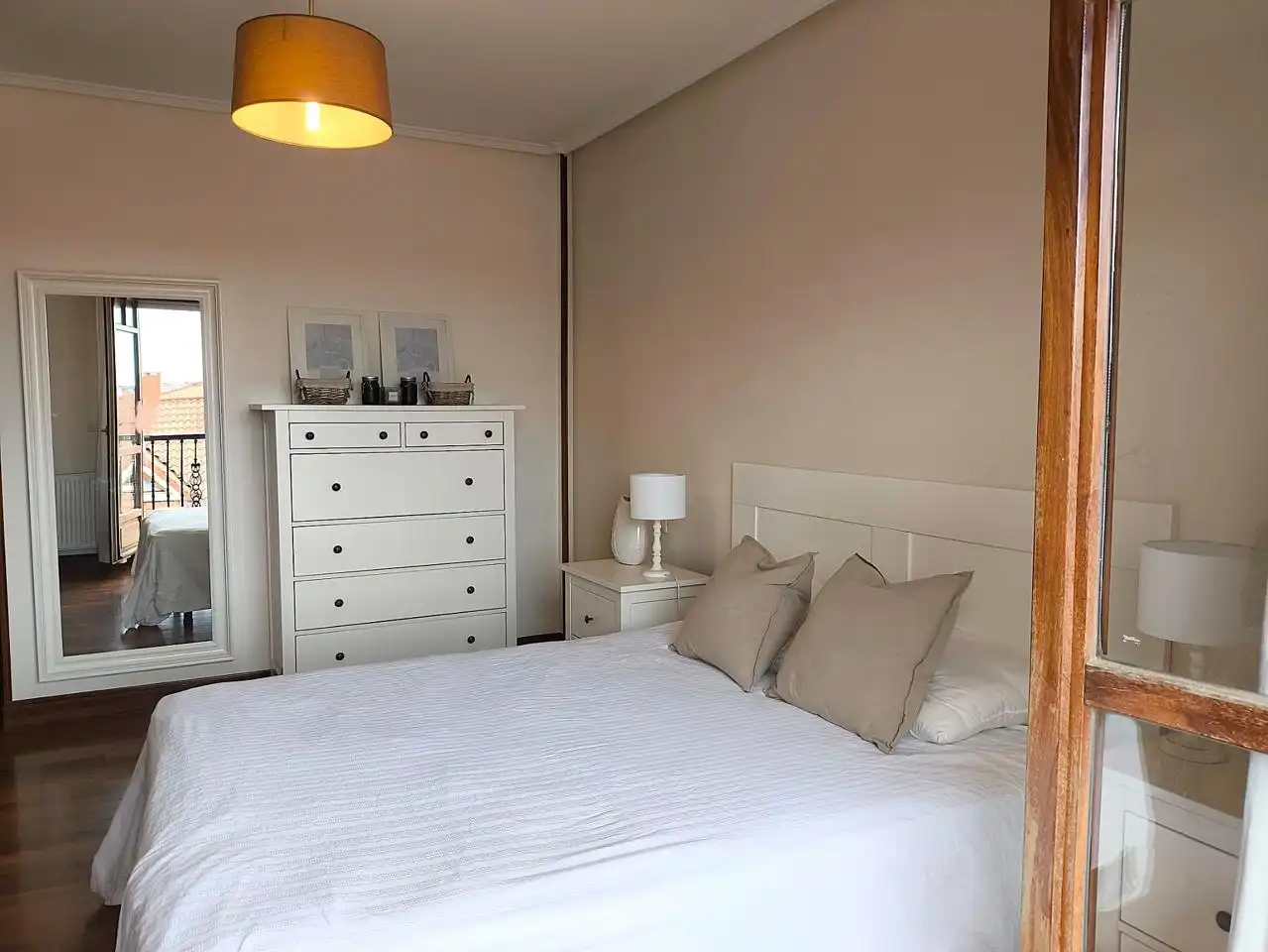 Habitación de Casa adosada en venta en Castro-Urdiales con Calefacción, Terraza y Balcón
