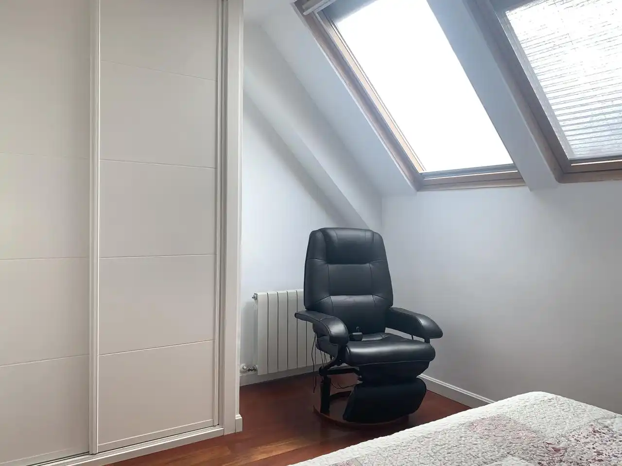 Schlafzimmer von Dachboden zur Miete in Madrid mit Klimaanlage, Heizung und Möbliert