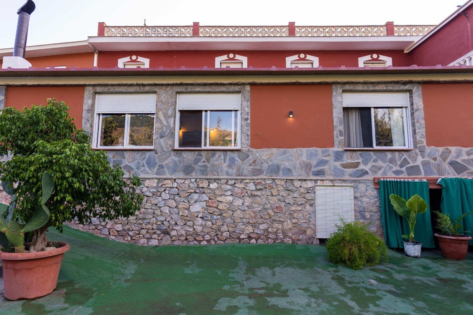 Vista exterior de Casa o xalet en venda en Almuñécar amb Aire condicionat, Calefacció i Jardí privat