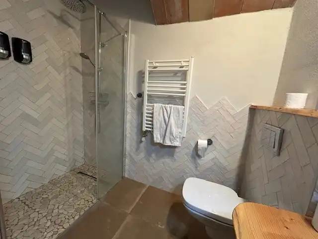 Baño de Finca rústica de alquiler en Vallgorguina con Calefacción, Jardín privado y Piscina