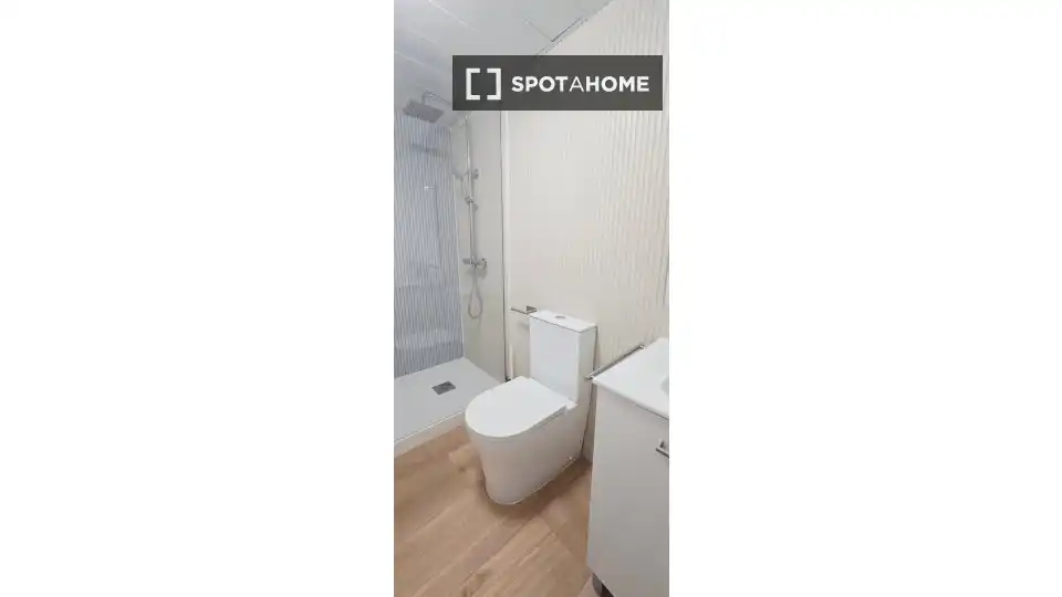 Badezimmer von Wohnung zur untervermieten in Madrid mit Klimaanlage, Heizung und Terrasse