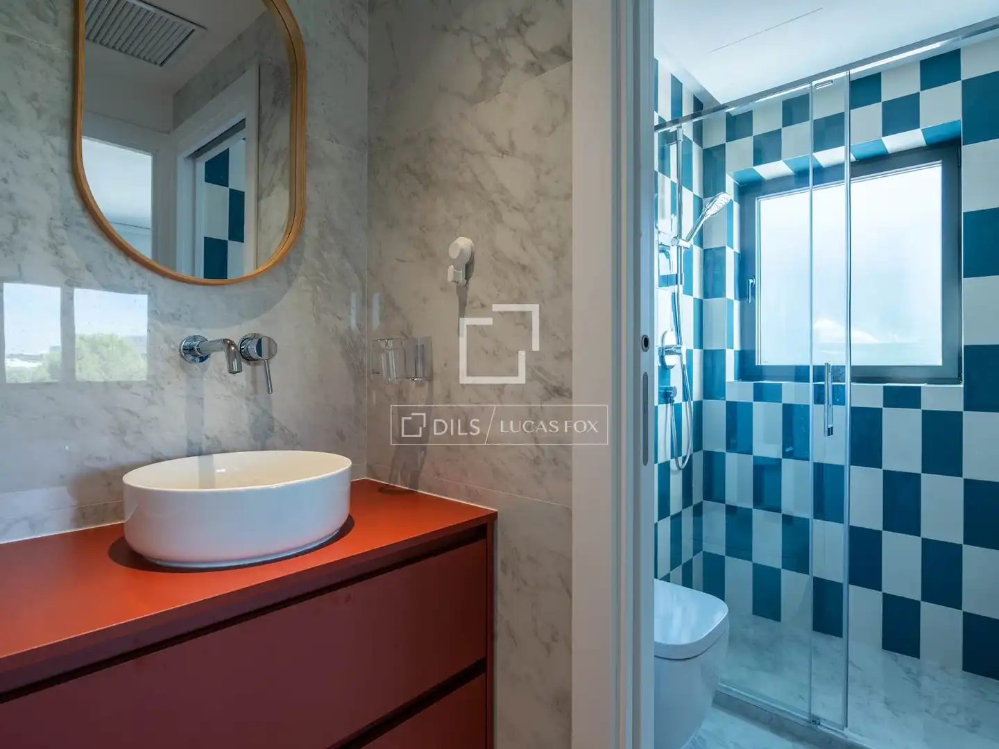 Badezimmer von Haus oder Chalet zum Verkauf in La Moraleja mit Klimaanlage, Heizung und Privatgarten