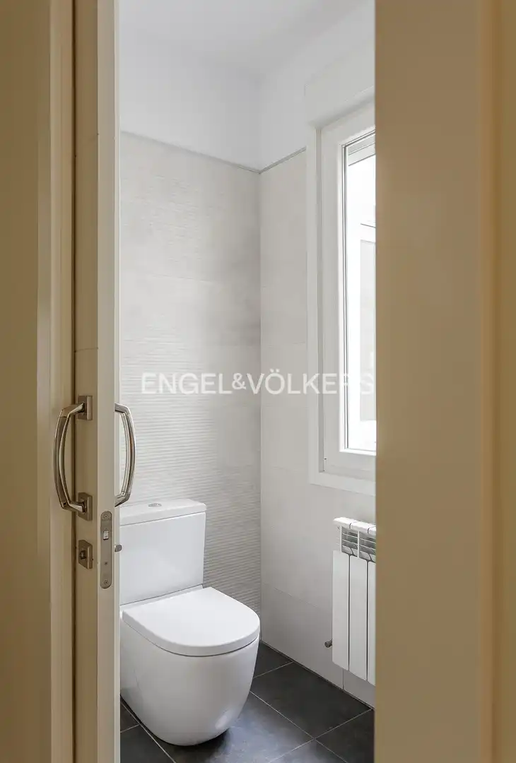 Baño de Piso de alquiler en Bilbao  con Calefacción y Balcón