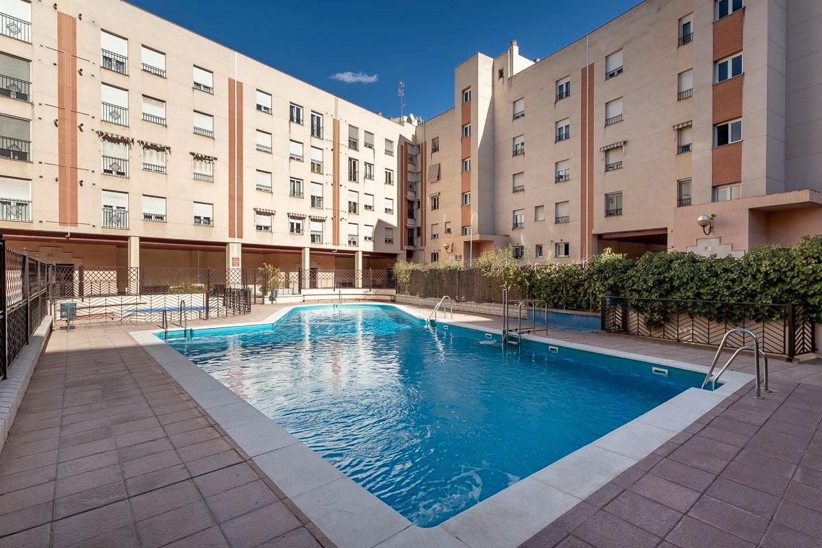 Swimming pool of Flat for sale in  Granada Capital  with Air Conditioner and Private garden