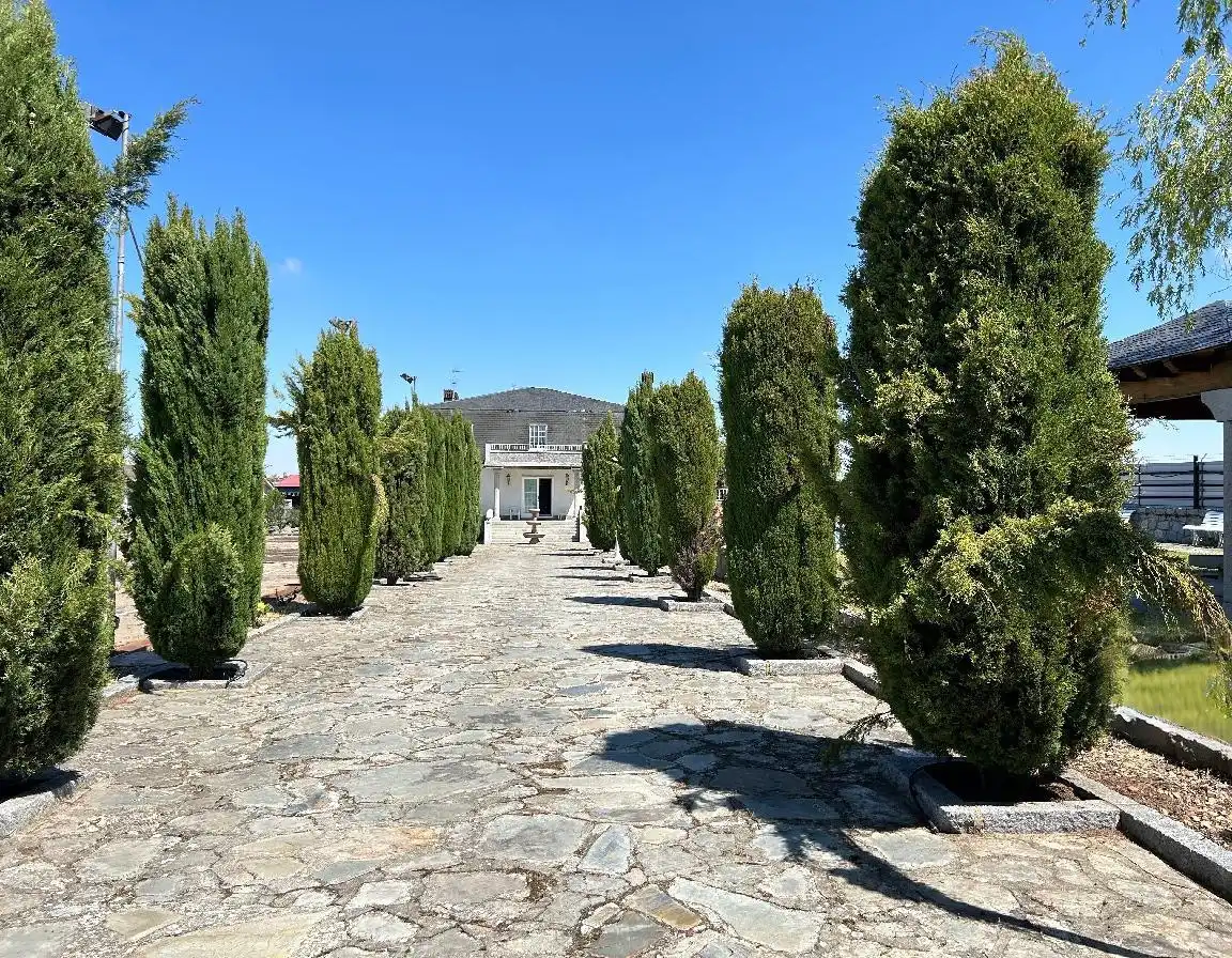 Vista exterior de Casa o xalet en venda en San Cristóbal de Segovia amb Calefacció, Jardí privat i Terrassa