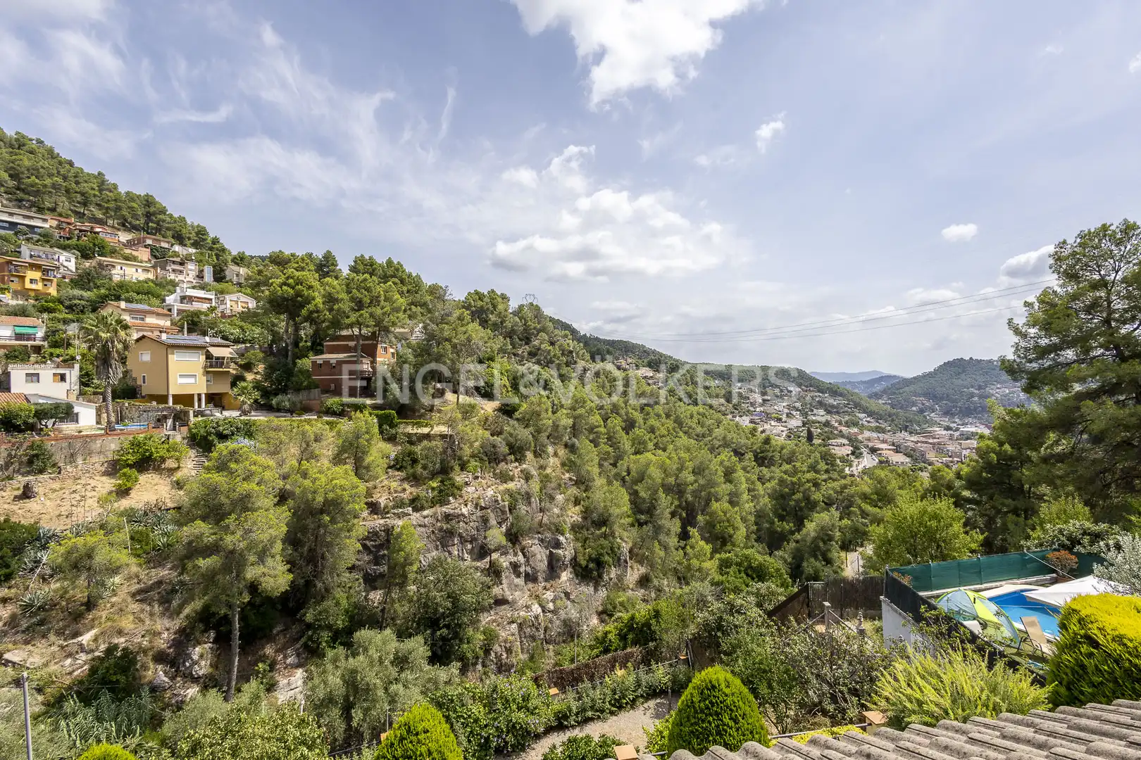 Vista exterior de Casa o xalet en venda en Vallirana amb Calefacció, Jardí privat i Terrassa