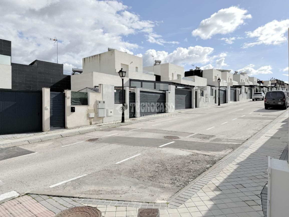 Exterior view of House or chalet for sale in Arroyomolinos (Madrid)  with Heating and Private garden