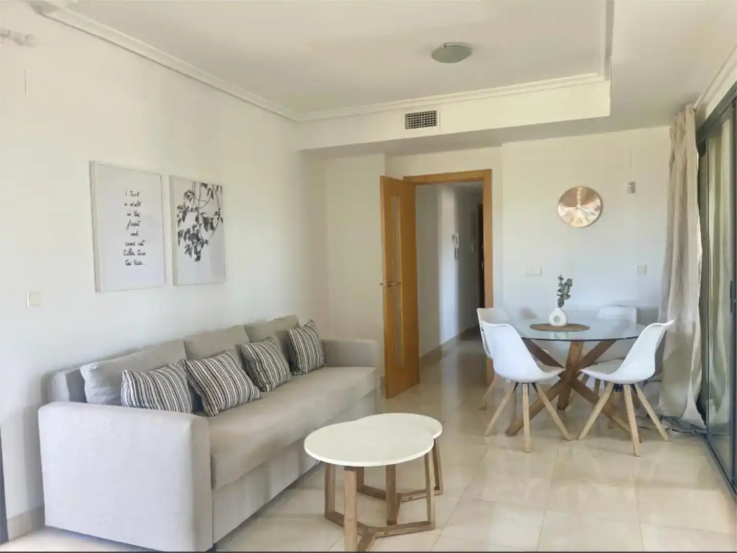Sala d'estar de Pis de lloguer en Benidorm amb Aire condicionat, Piscina i Moblat