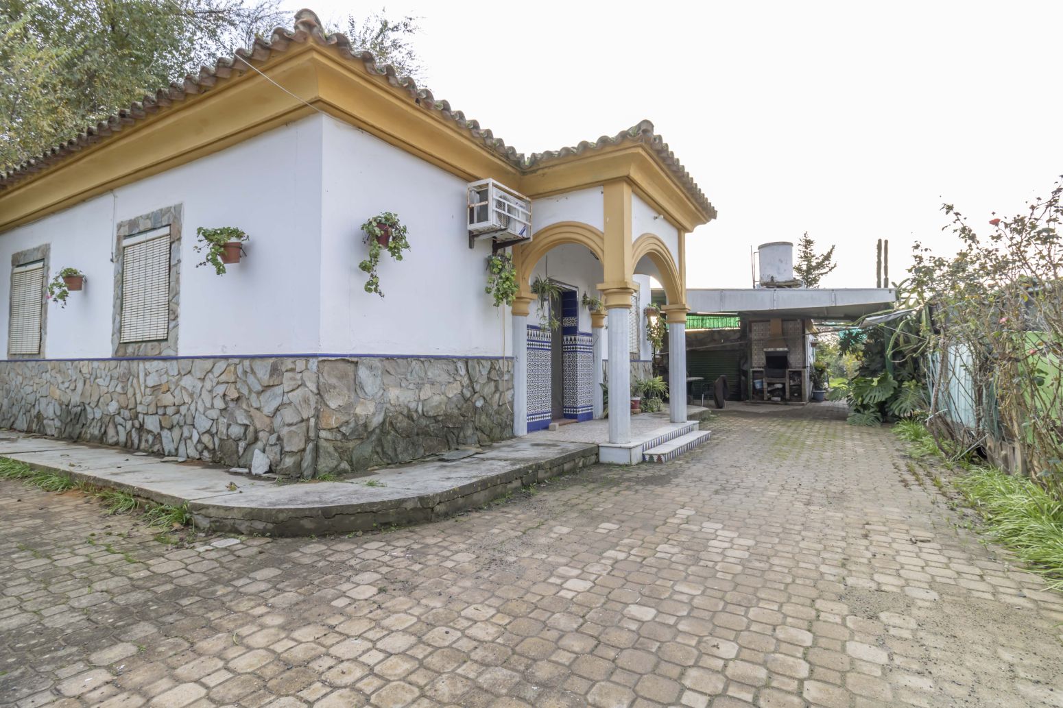 Vista exterior de Casa o xalet en venda en Alcalá de Guadaira amb Calefacció i Piscina