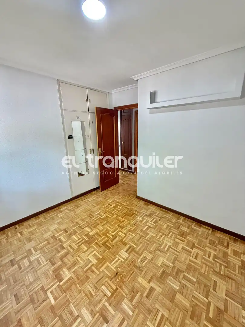 Schlafzimmer von Wohnung zur Miete in Madrid mit Klimaanlage, Parkett und Terrasse