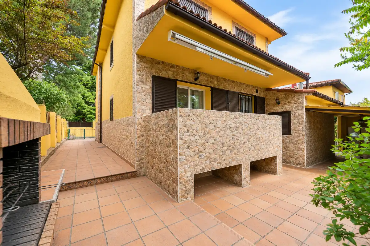 Vista exterior de Casa o xalet en venda en Collado Mediano amb Terrassa i Traster