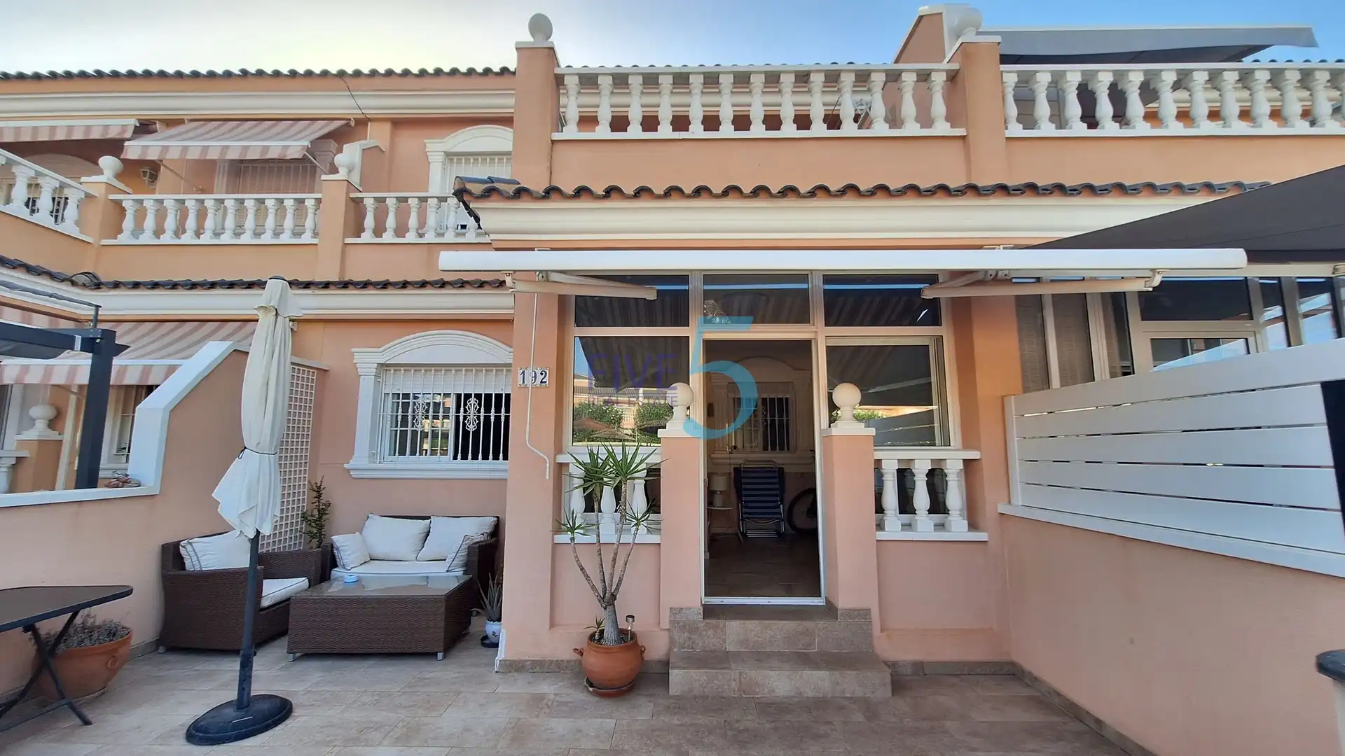 Außenansicht von Maisonette zum Verkauf in Santa Pola mit Terrasse, Abstellraum und Schwimmbad