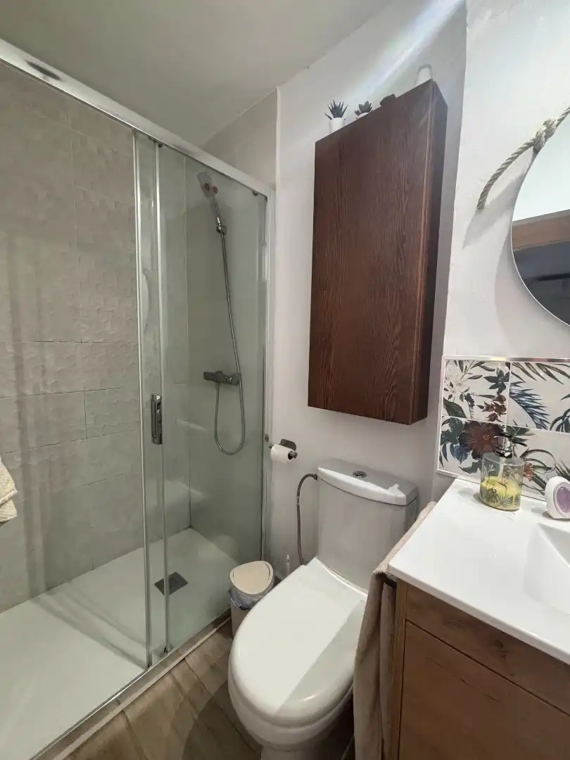 Baño de Piso de alquiler en Bormujos con Aire acondicionado, Jardín privado y Trastero