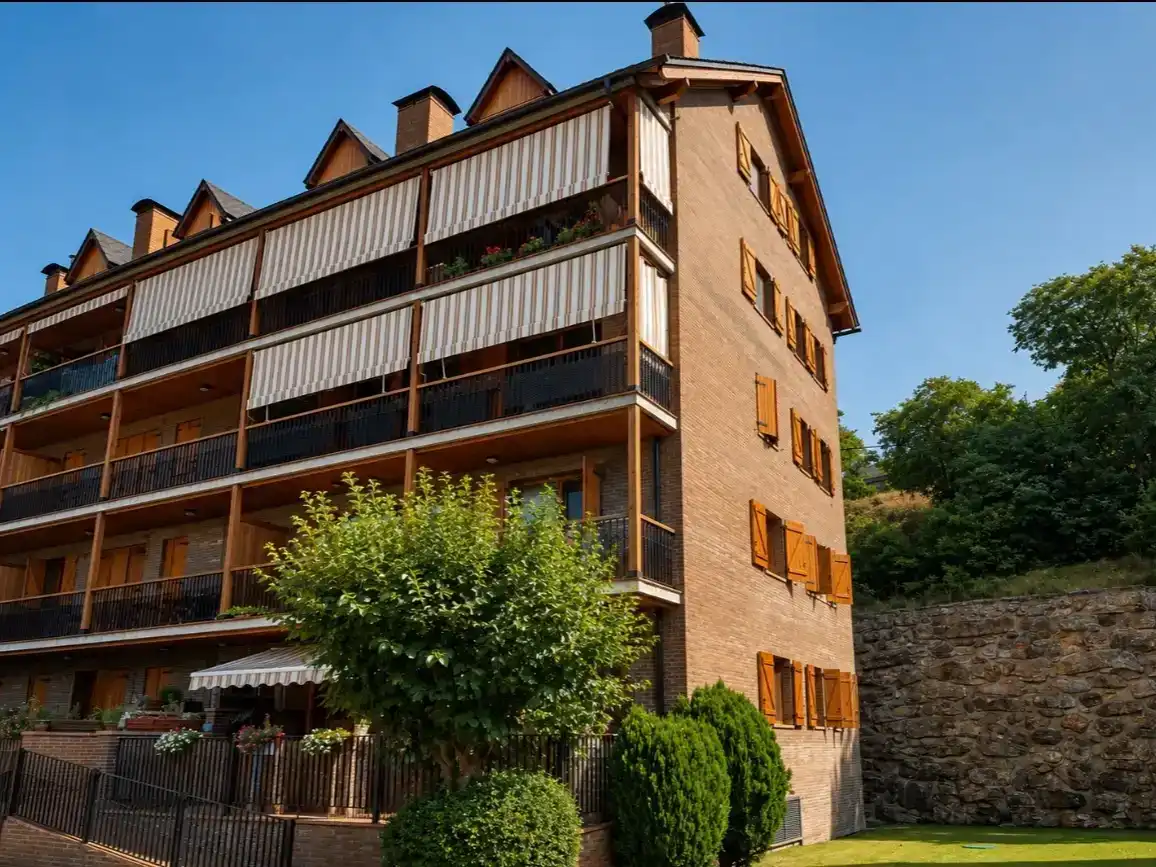 Vista exterior de Piso en venta en Sort con Aire acondicionado, Piscina y Balcón