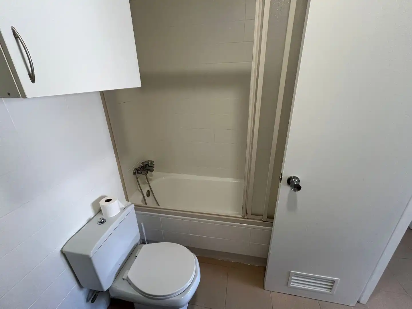 Baño de Piso en venta en Roquetas de Mar con Terraza, Amueblado y Horno