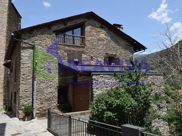 Casa amb balcó en venda a Montferrer i Castellbò