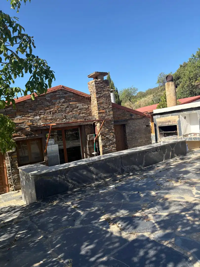 Vista exterior de Casa o xalet en venda en Nevada amb Aire condicionat, Jardí privat i Piscina