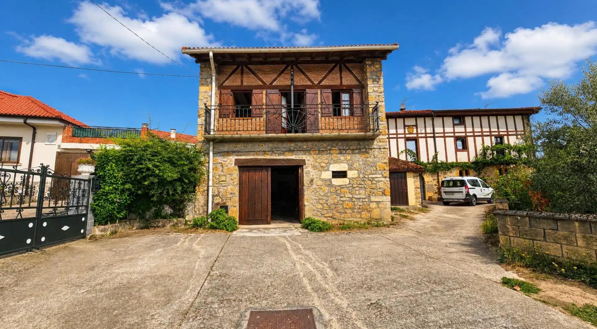 Vista exterior de Casa o xalet en venda en Valle de Mena amb Jardí privat, Traster i Balcó