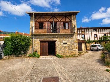 Terraced house with balcony for sale in Calle Ctra. Lezana