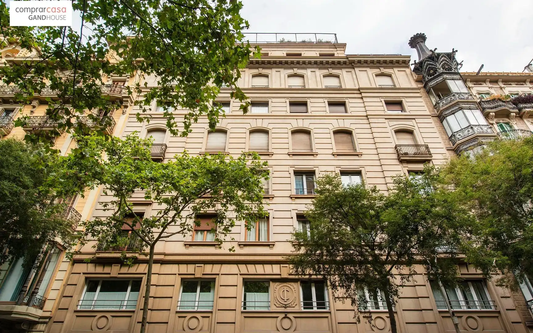 Vista exterior de Piso en venta en Barcelona con Calefacción y Alarma