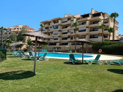 Vista exterior de Apartament en venda en Estepona amb Jardí privat, Terrassa i Piscina