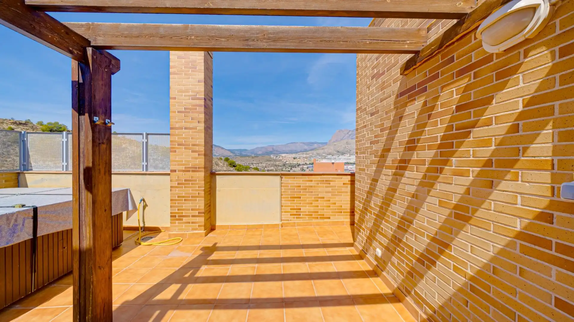 Attic for rent in Calle Ponent, Las Azaleas - Alkadir