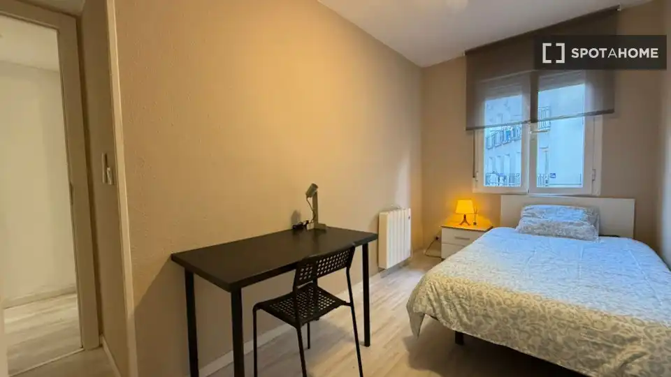 Bedroom of Flat for rent in Madrid  with Air Conditioner, Heating and Furnished