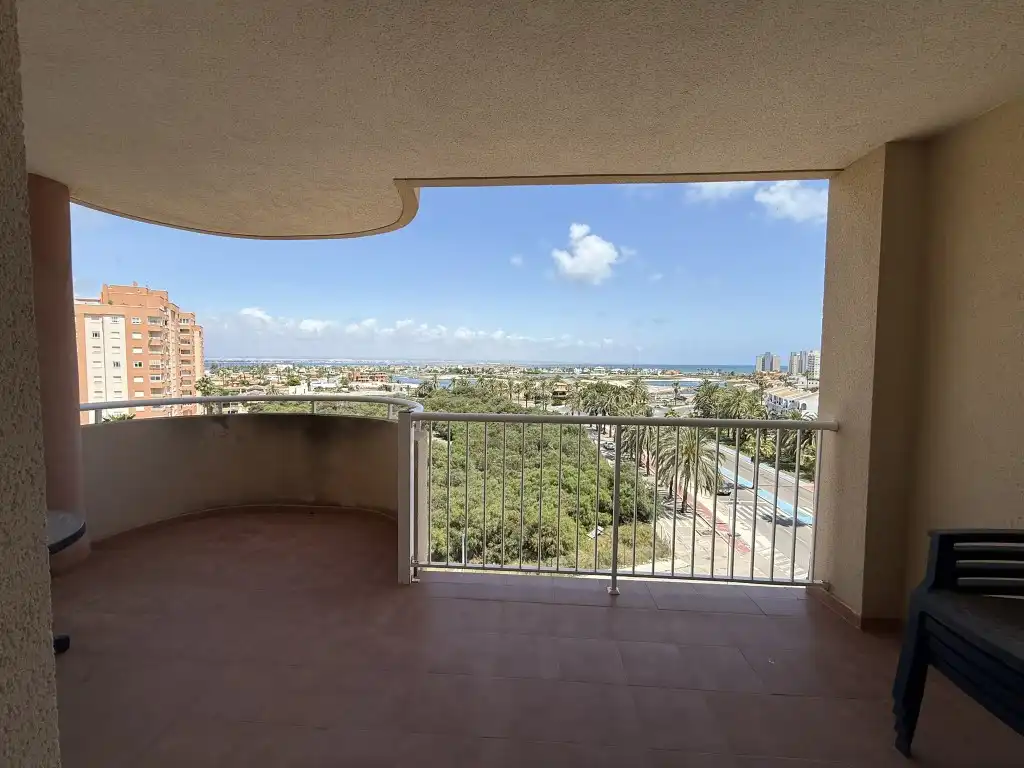 Terraza de Apartamento en venta en La Manga del Mar Menor con Piscina
