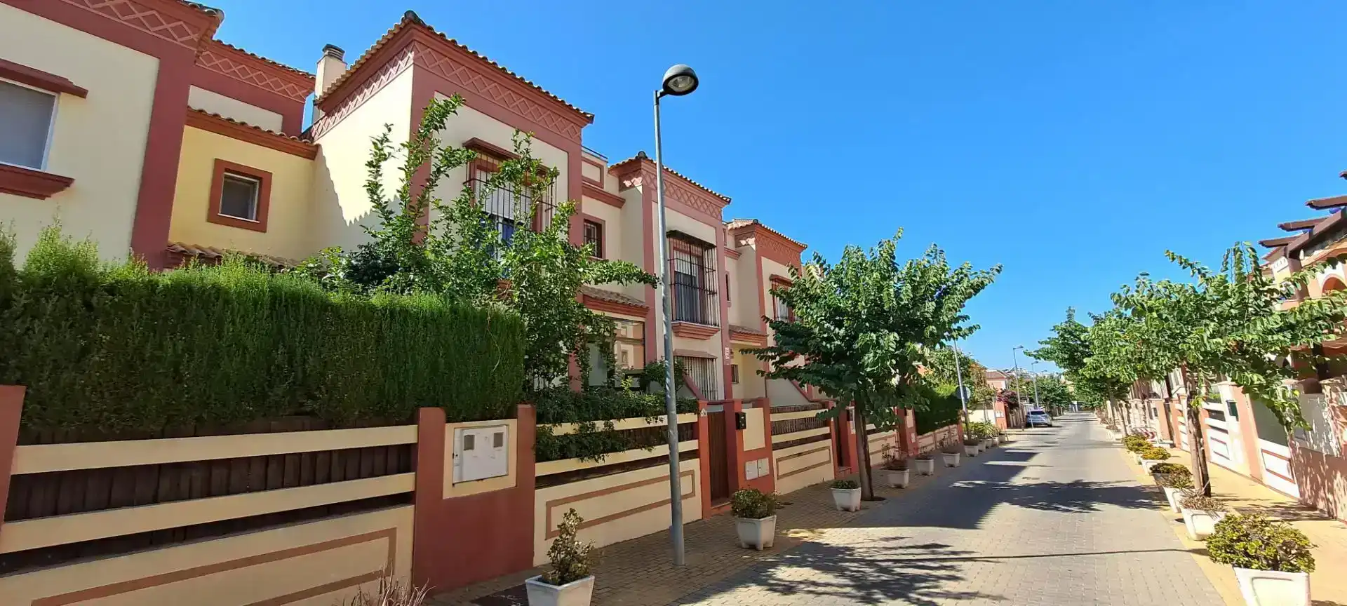 Vista exterior de Casa adosada en venda en Dos Hermanas amb Balcó