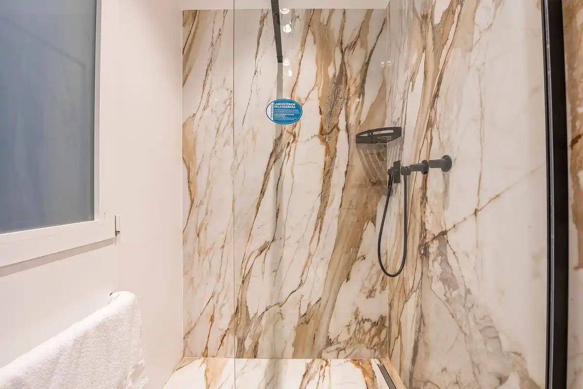 Badezimmer von Erdgeschoss zur Miete in Madrid mit Klimaanlage, Heizung und Terrasse