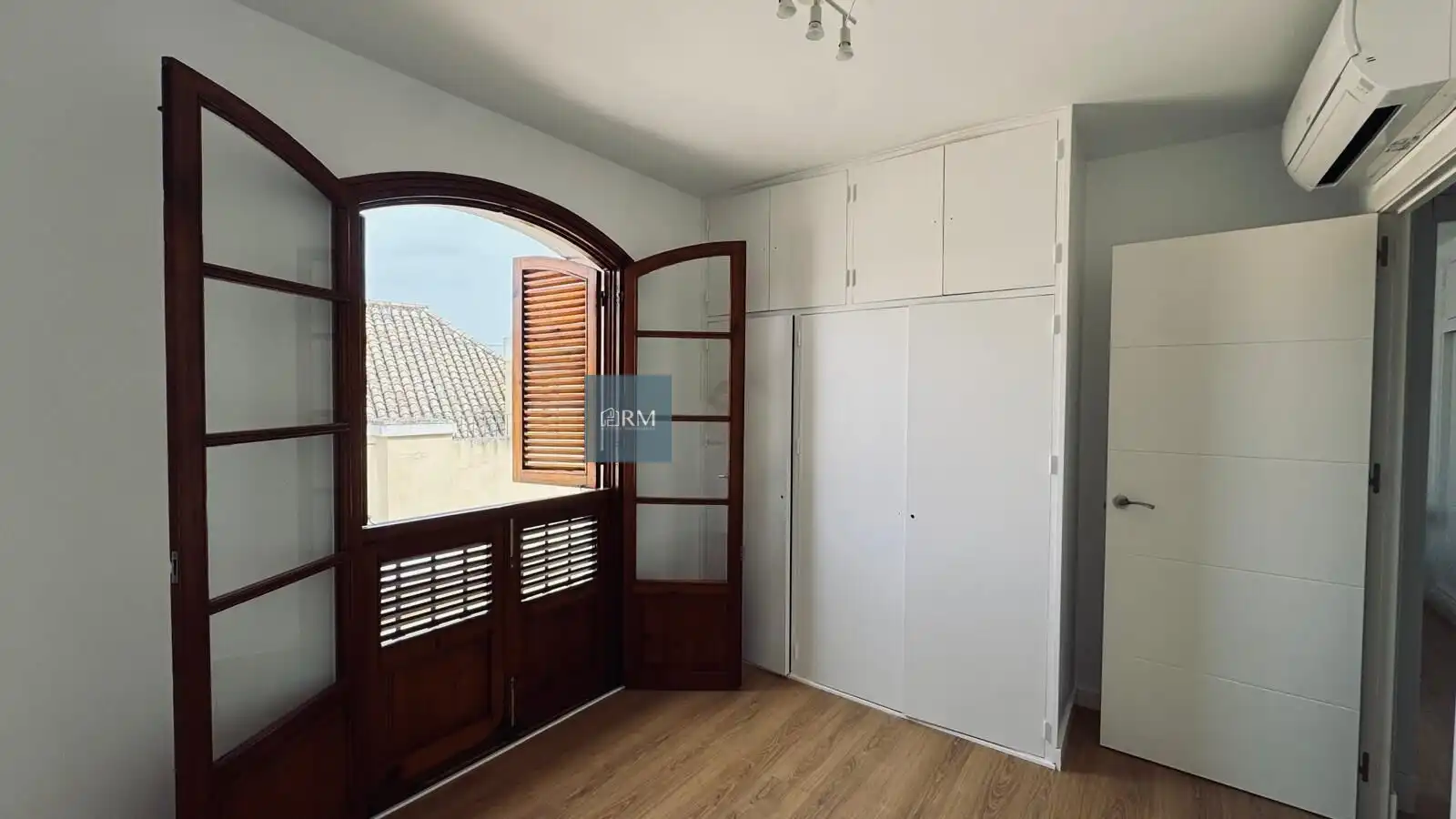 Schlafzimmer von Wohnung zur Miete in Sanlúcar de Barrameda mit Klimaanlage, Parkett und Balkon