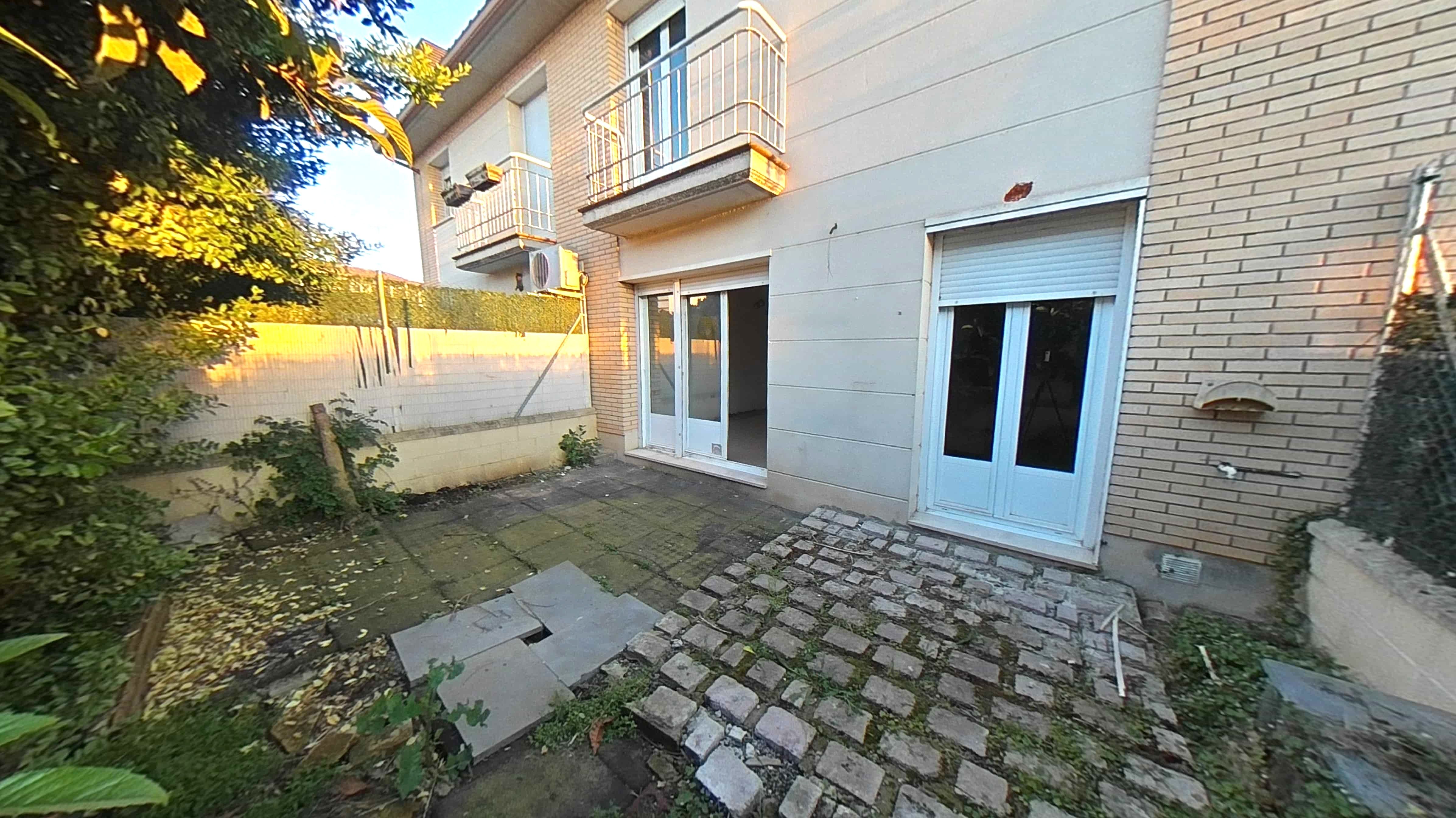 Vista exterior de Casa adosada en venda en Pueyo de Santa Cruz amb Calefacció, Jardí privat i Balcó