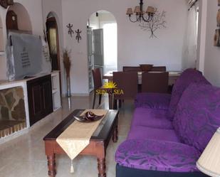 Sala d'estar de Casa adosada de lloguer en Guardamar del Segura amb Terrassa, Piscina i Balcó