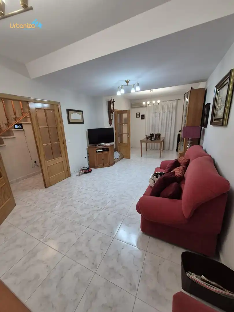 Sala de estar de Casa adosada en venta en Badajoz con Calefacción, Terraza y Trastero