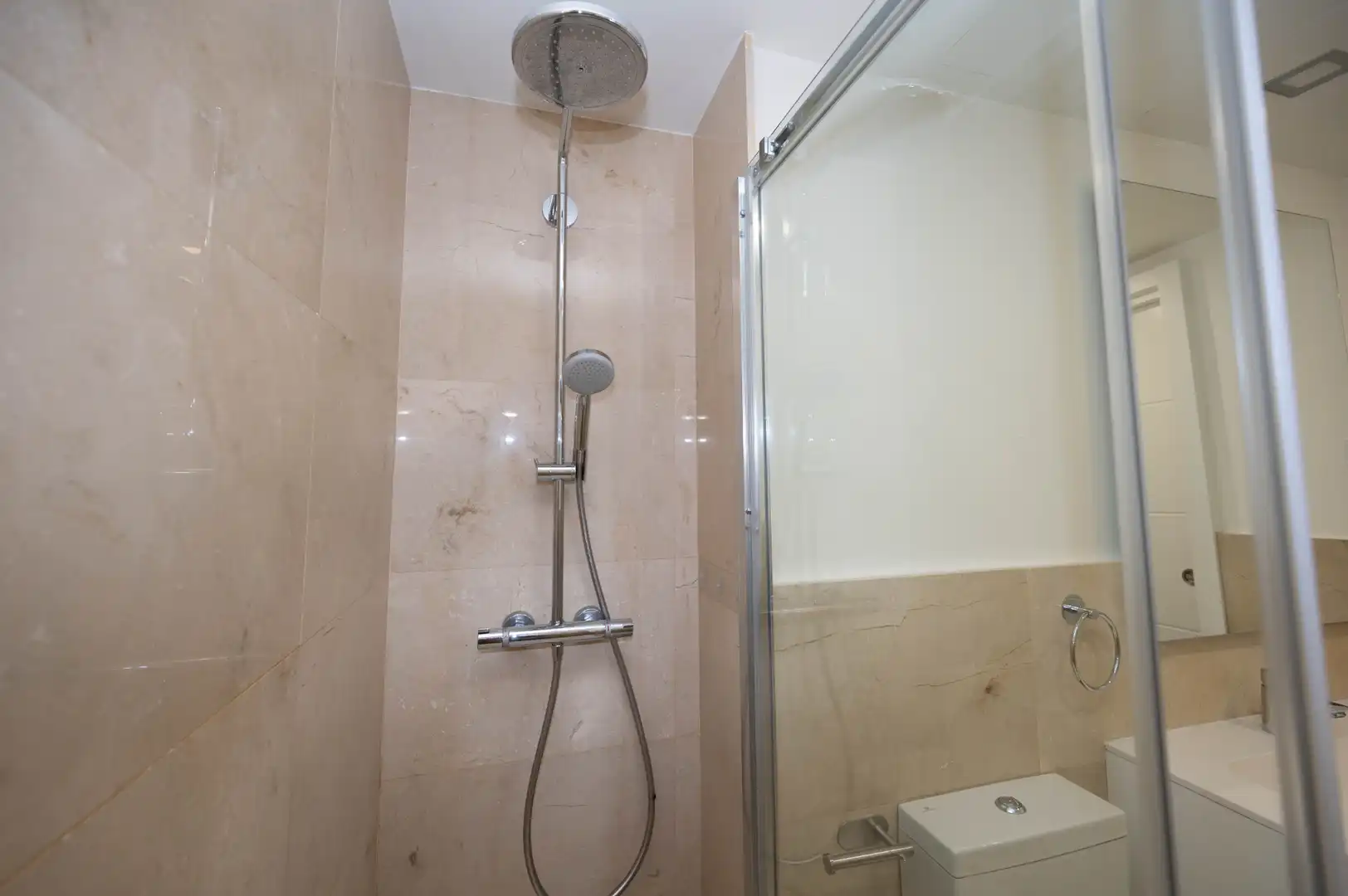 Bany de Apartament de lloguer en Madrid amb Aire condicionat, Calefacció i Traster