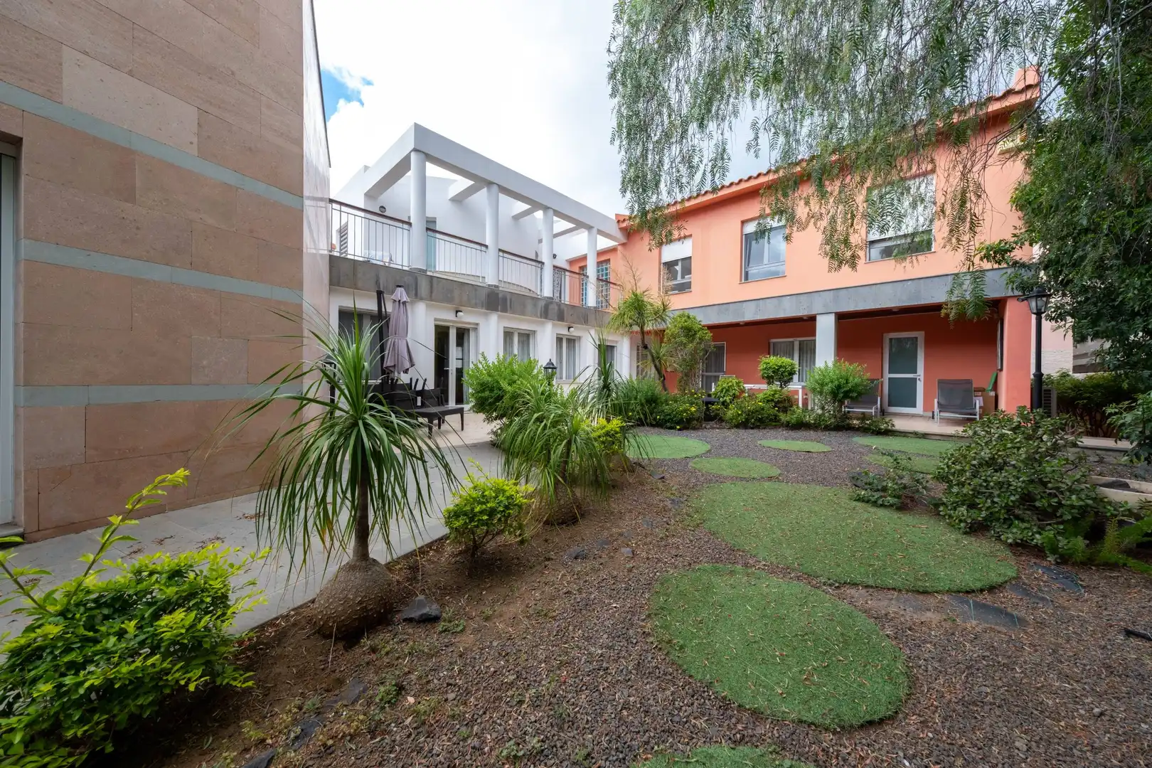 Vista exterior de Casa o xalet en venda en Las Palmas de Gran Canaria amb Aire condicionat, Jardí privat i Terrassa
