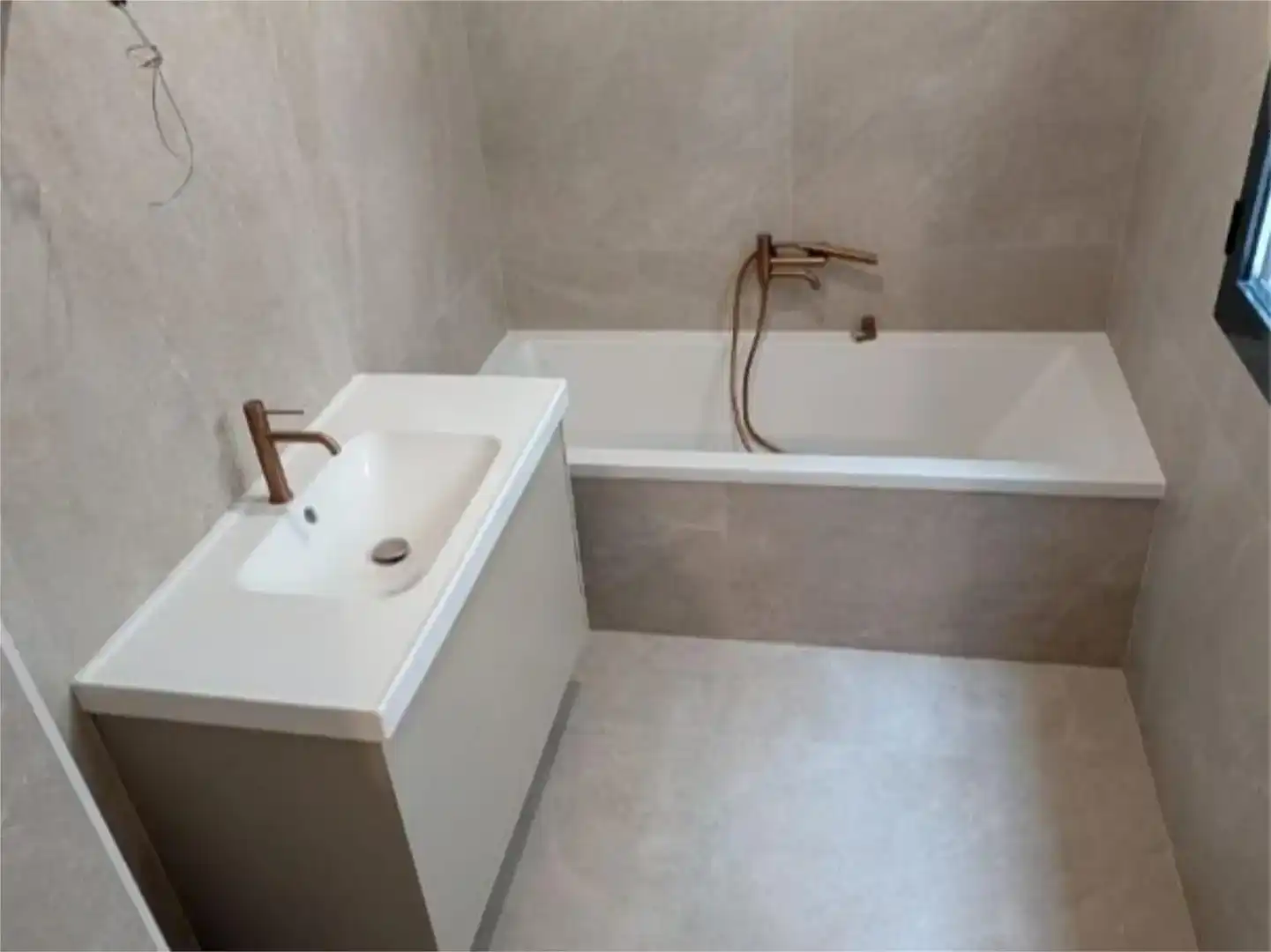 Badezimmer von Wohnung zum Verkauf in  Sevilla Capital mit Klimaanlage, Schwimmbad und Balkon