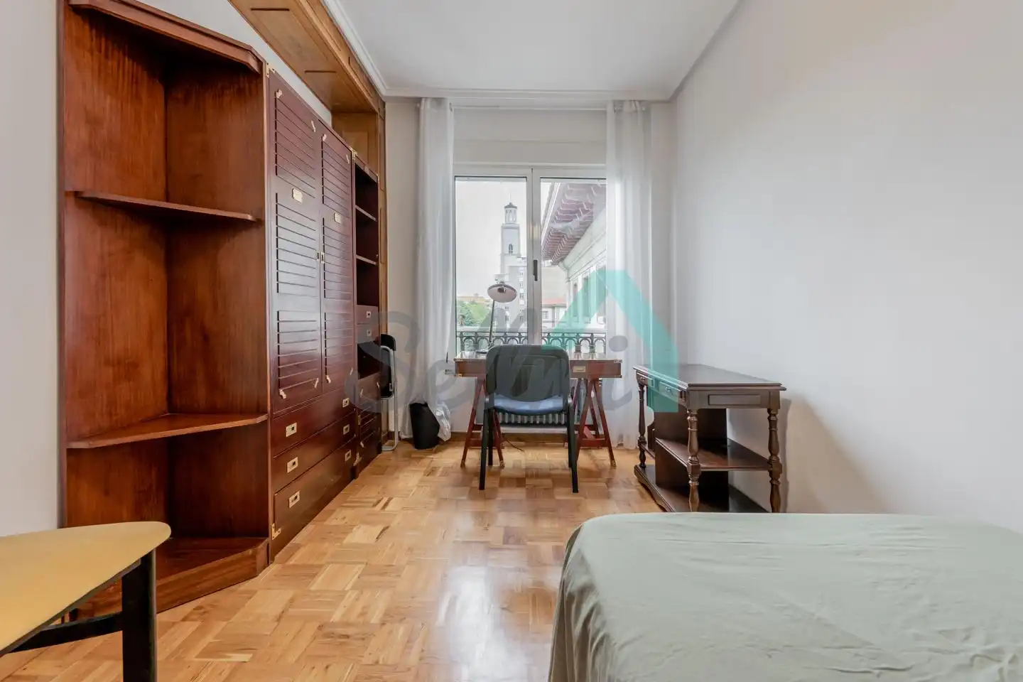 Bedroom of Flat for share in Oviedo   with Heating, Parquet flooring and Furnished