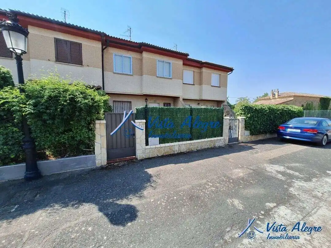 Vista exterior de Casa adosada en venda en Anguciana amb Calefacció, Jardí privat i Traster