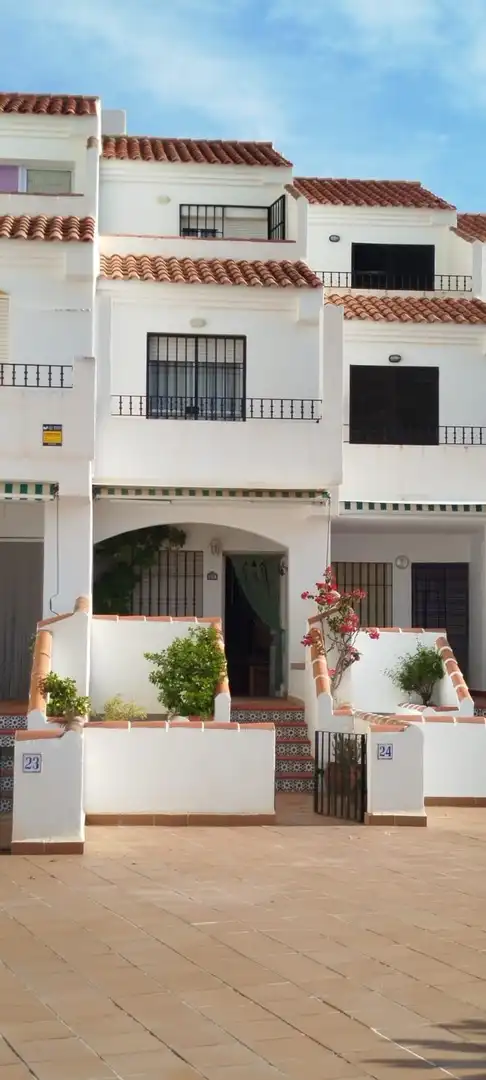 Vista exterior de Casa adosada en venta en Motril con Aire acondicionado, Terraza y Trastero