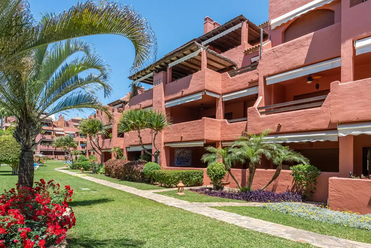 Vista exterior de Piso en venta en Marbella con Aire acondicionado y Trastero