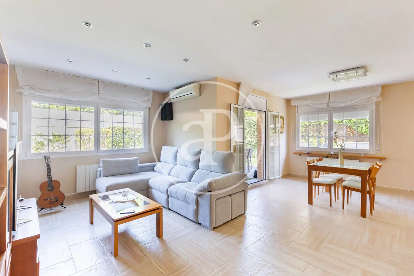 Wohnzimmer von Einfamilien-Reihenhaus zum Verkauf in Sant Quirze del Vallès mit Klimaanlage, Heizung und Privatgarten