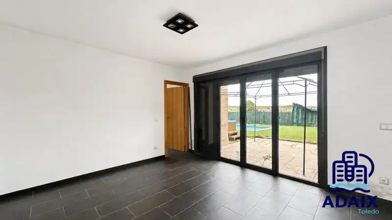 Garden of Houses for sale in Layos  with Air Conditioner, Heating and Terrace