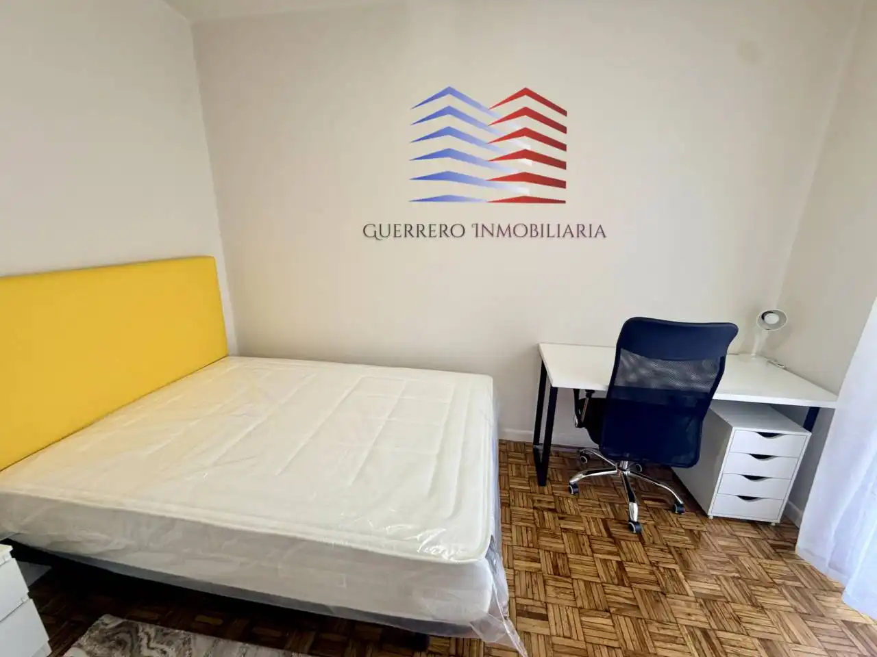 Schlafzimmer von Wohnung zur Miete in Ourense Capital  mit Heizung, Parkett und Möbliert