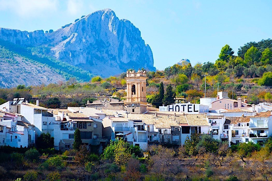 Vista exterior de Finca rústica en venda en Tàrbena amb Aire condicionat, Calefacció i Jardí privat