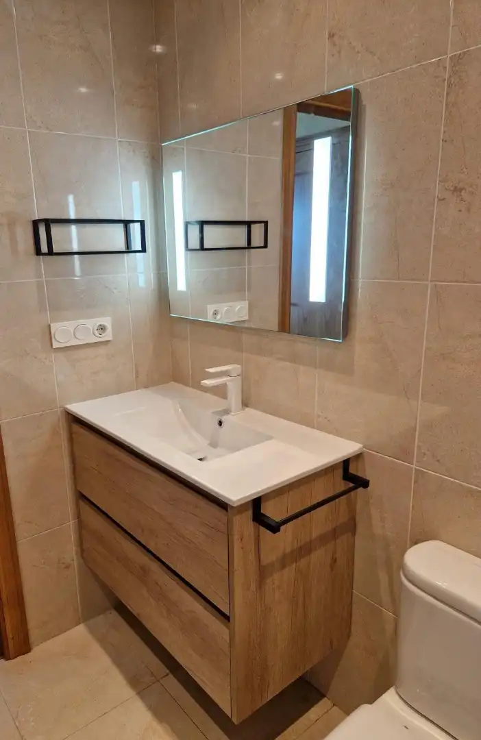 Badezimmer von Einfamilien-Reihenhaus zum Verkauf in Aia mit Heizung, Privatgarten und Terrasse