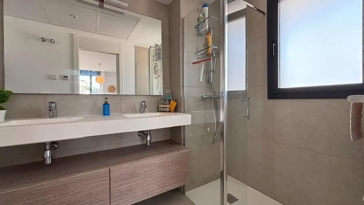 Badezimmer von Dachboden zur Miete in Villajoyosa / La Vila Joiosa mit Klimaanlage, Terrasse und Möbliert
