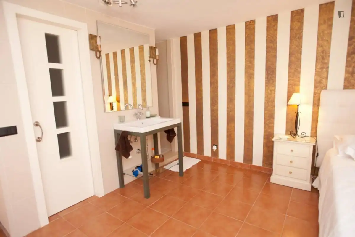 Baño de Estudio de alquiler en Dos Hermanas con Aire acondicionado, Amueblado y Microondas