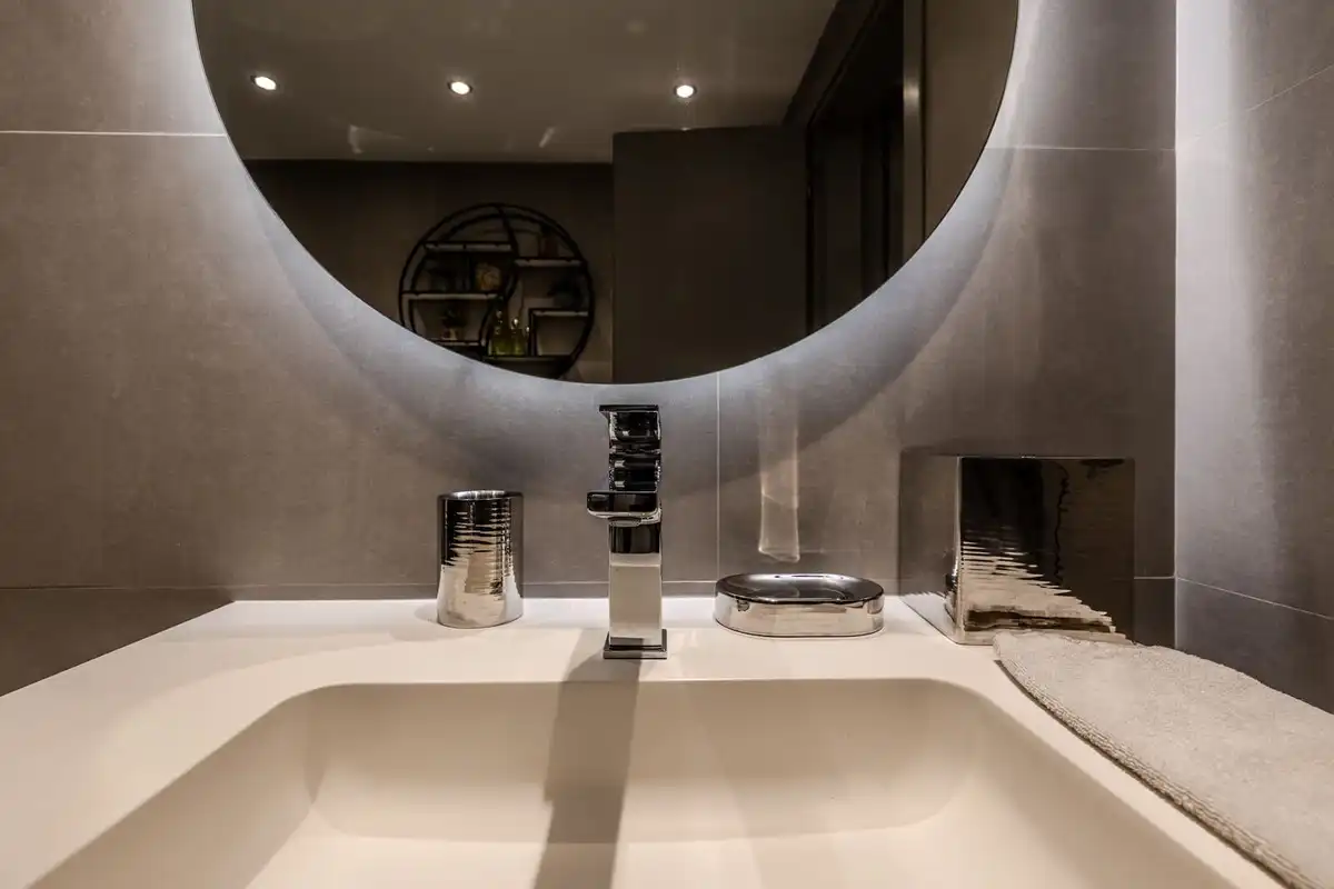 Badezimmer von Erdgeschoss zum Verkauf in Marbella mit Klimaanlage, Privatgarten und Terrasse