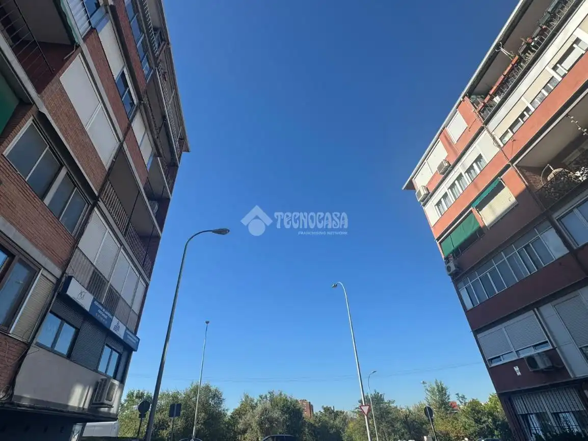 Vista exterior de Pis en venda en Latina